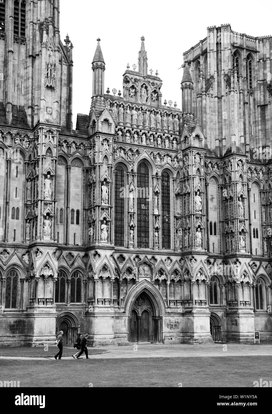 Wells Cathedral Fassade, meist frühenglische gotische Architektur aus dem späten 12. Bis frühen 13. Jahrhundert mit 300 Skulpturen vor der Fassade, Somerset. Stockfoto