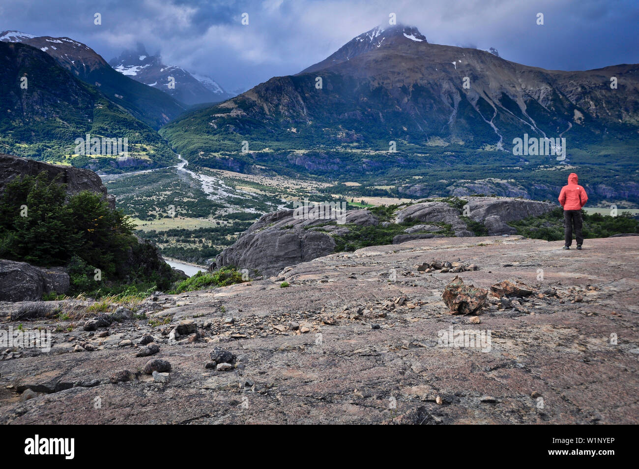 Junge Frau wandern in den Bergen in der Nähe von Coyhaique, Carretera Austral, Región de Aysén, Patagonien, Anden, Chile, Südamerika Stockfoto