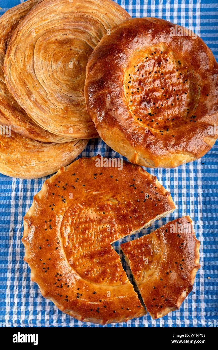 Hausgemachte Kreis Brot und türkischer Blätterteig (Katmer) Stockfoto