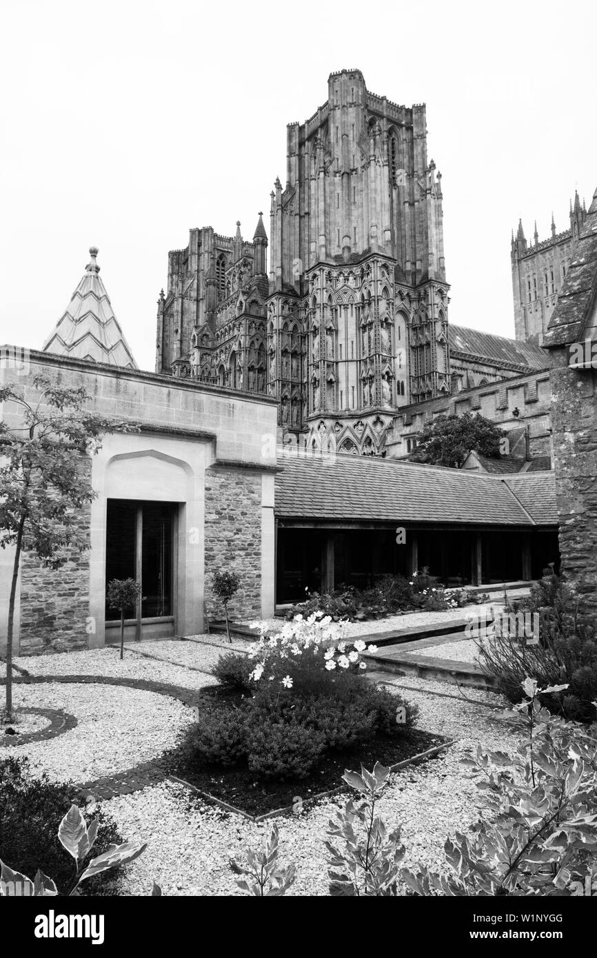 Wells Cathedral, meist frühenglische gotische Architektur aus dem späten 12. Bis frühen 13. Jahrhundert mit 300 Skulpturen an der Vorderseite, Somerset. Stockfoto