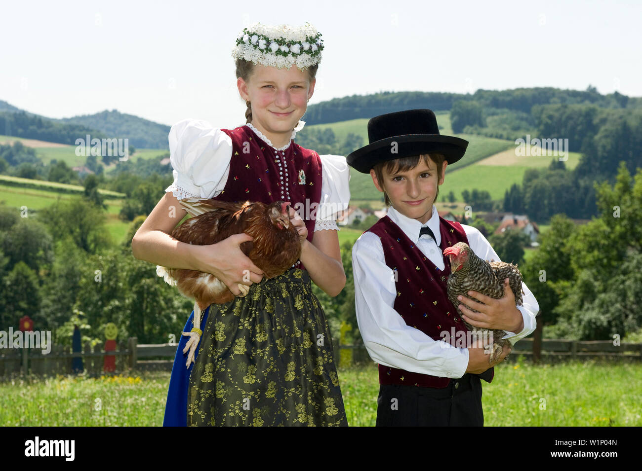 Zwei Kinder (10-13 Jahre), die traditionelle Kleidung, Gottertal Schwarzwald, Baden-Württemberg, Deutschland Stockfoto
