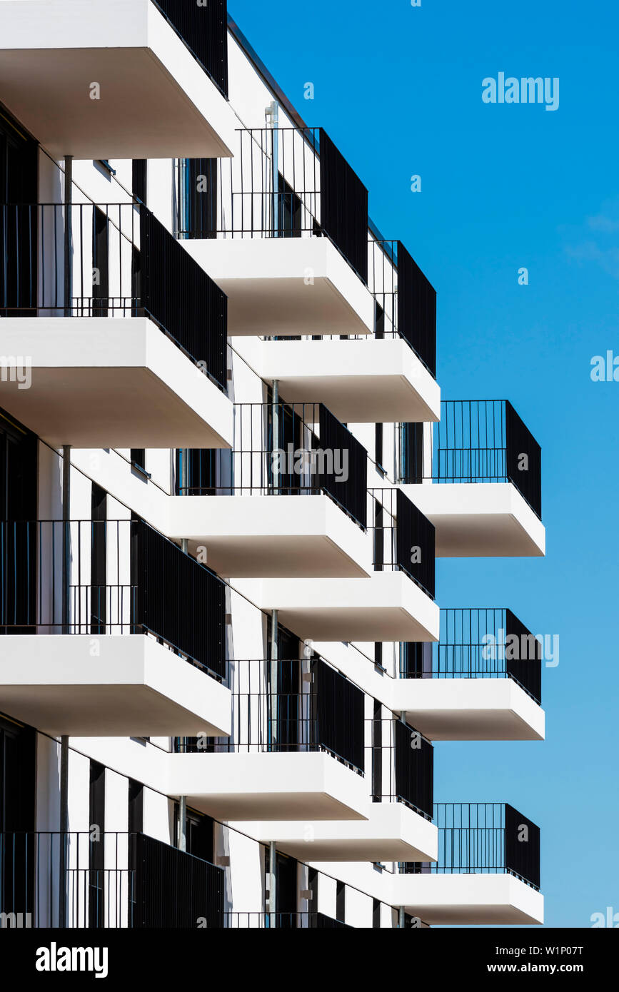 Moderne Wohngebäude in Schwarz-weiß Optik strahlt eine grafische Wirkung, Hamburg, Harburg, Deutschland Stockfoto