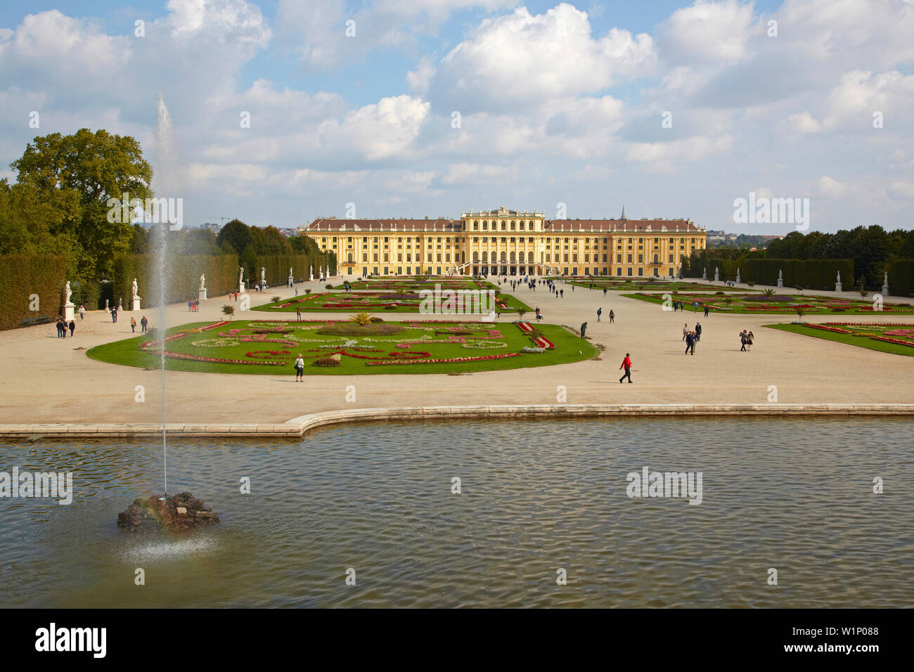 Park von Schloss Schönbrunn mit Neptunbrunnen in Wien an der Donau, Österreich, Europa Stockfoto