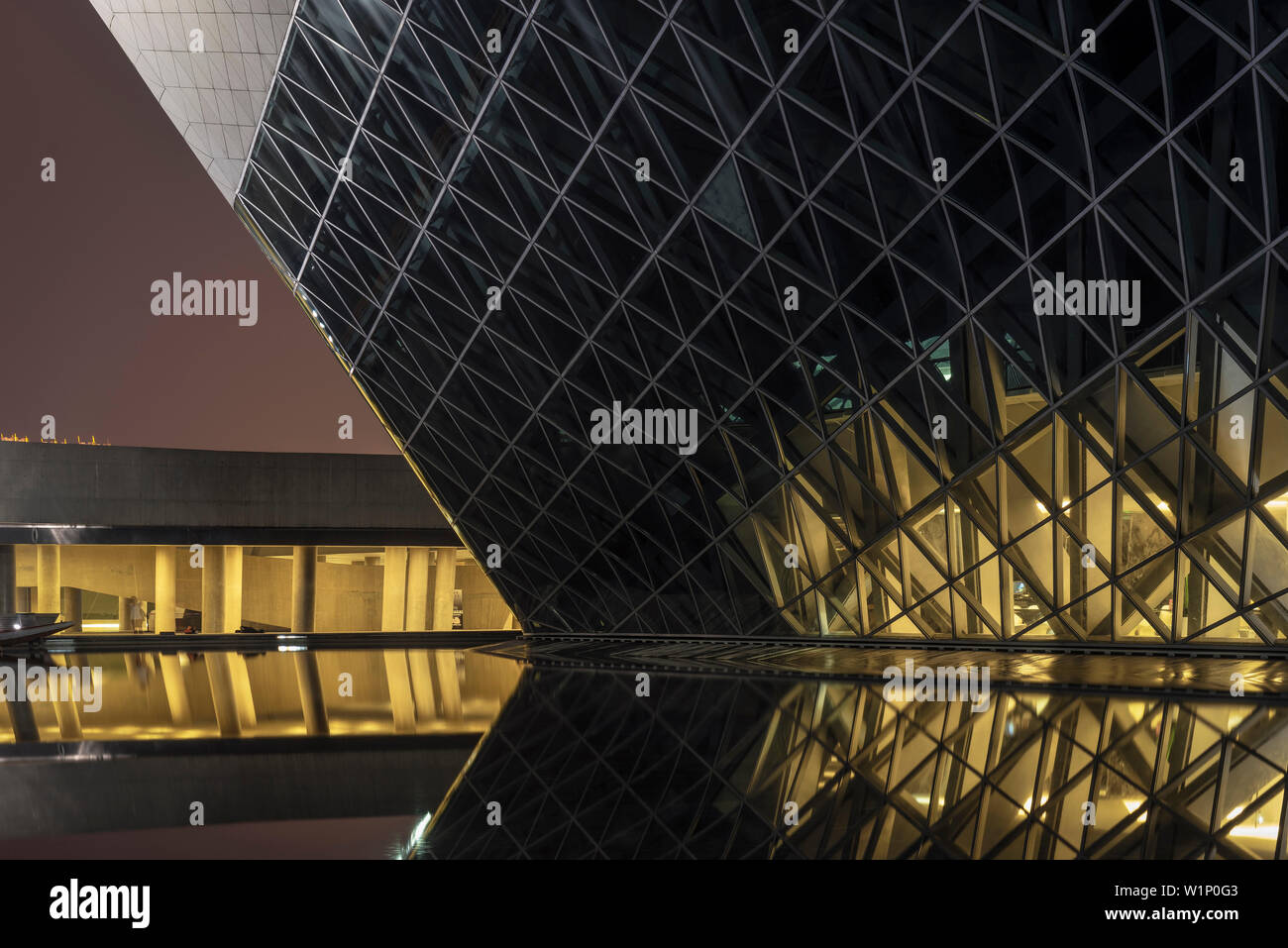 Oper von Zara Hadid bei Nacht, in der Innenstadt von Guangzhou, Provinz Guangdong, Pearl River Delta, China Stockfoto