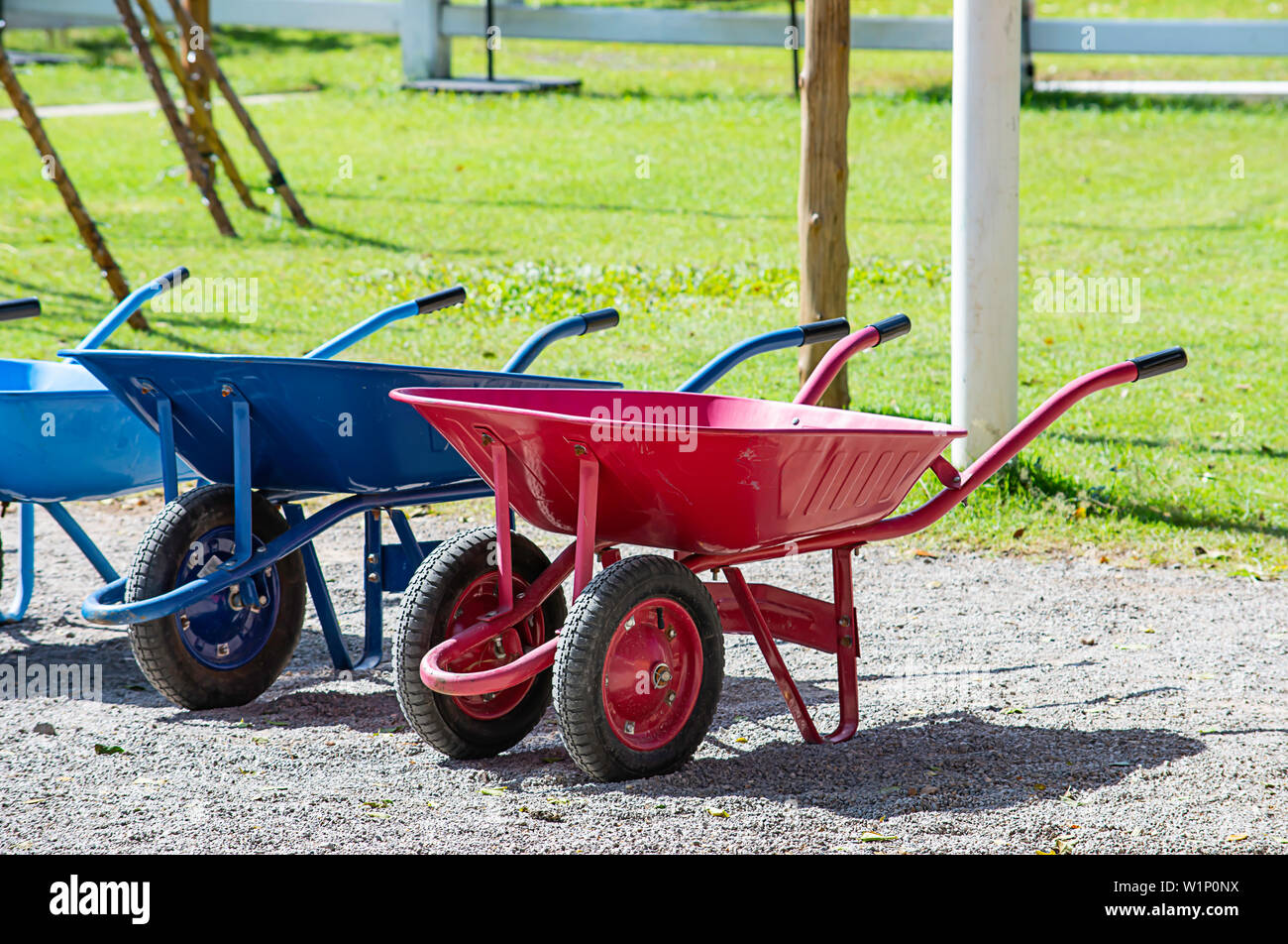 Schubkarre Karren bunten Material auf dem Boden. Stockfoto
