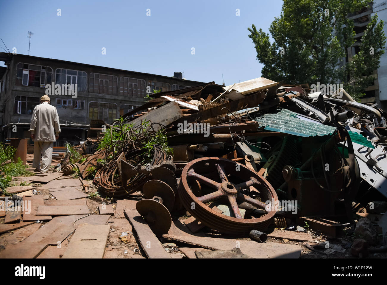 Bashir Ahmed (84) Geht weiter an seinem Geschäft in Srinagar zu verschrotten. Recycling schrott Metalle hat immer eine mögliche Geschäft gewesen, in denen man Geld verdienen kann und sogar noch mehr, jetzt mit einem sehr großen Wert auf Recycling. Millionen von Tonnen Schrott sind jedes Jahr verarbeitet, Beispiele, Autos, Fahrräder, Töpfe, Polyäthylen, Heizkörper, Geräte, Leitungen, elektrische Leitungen, Wannen, alte Elektrogeräte und vieles mehr. In Kaschmir, ein Schrott Prozessor ist der Umgang mit metallischen Schrotten ein detailliertes Wissen über die Nachfrage der Produkte im Tal zu haben. Schrott Prozessoren kaufen Schrott aus verschiedenen Sauer Stockfoto