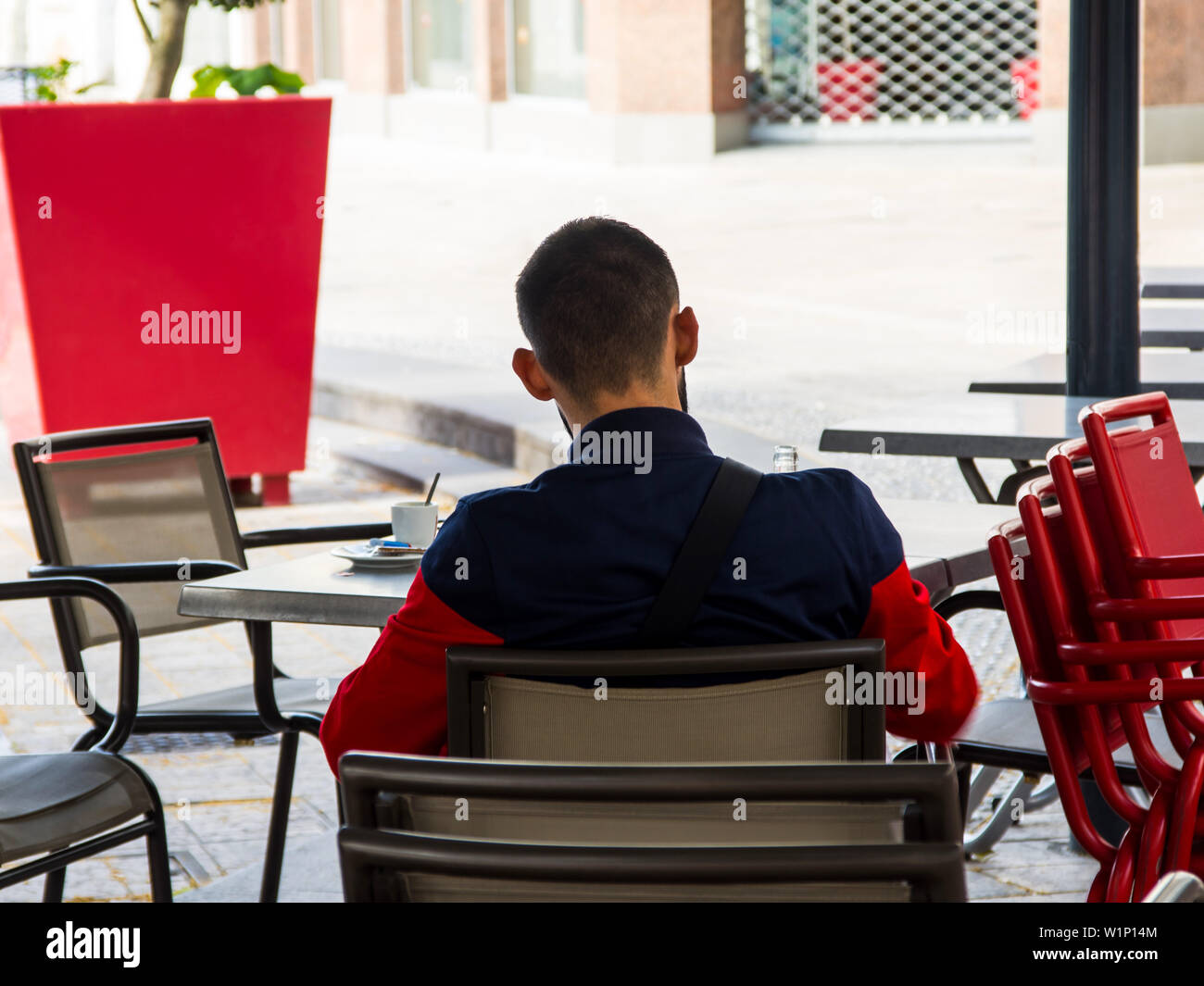 Einzelne Person im Cafe Terrasse Tisch. Stockfoto
