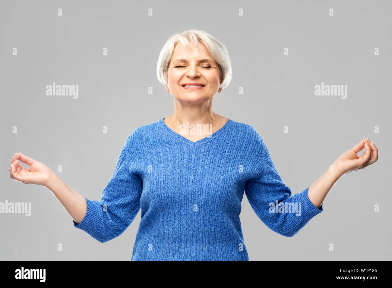 Lächelnde ältere Frau in Blau pullover Kühlen Stockfoto