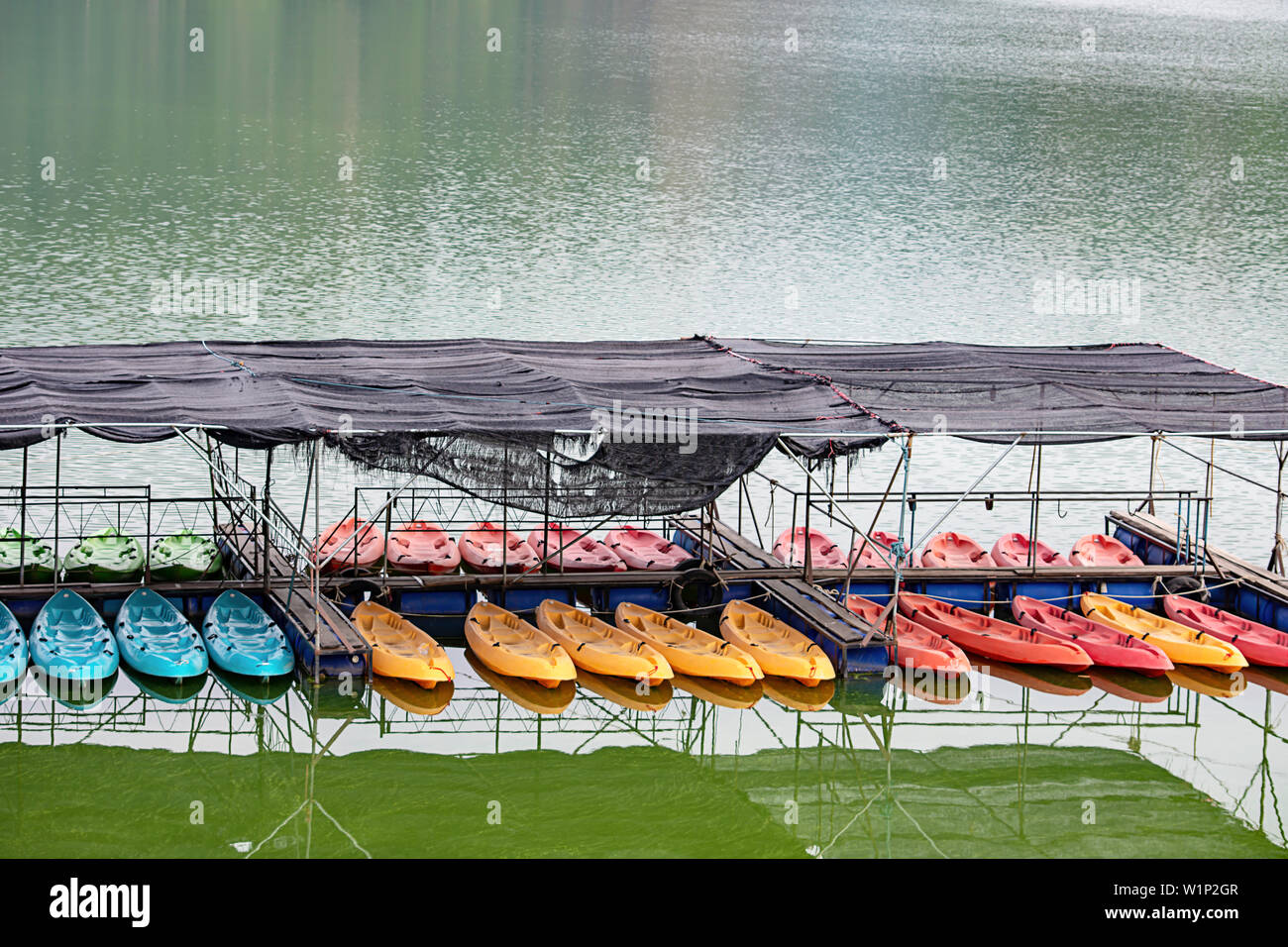 Kajak im Hafen Parkplatz bei Wang Bon dam Nakhon Nayok, Thailand Stockfoto