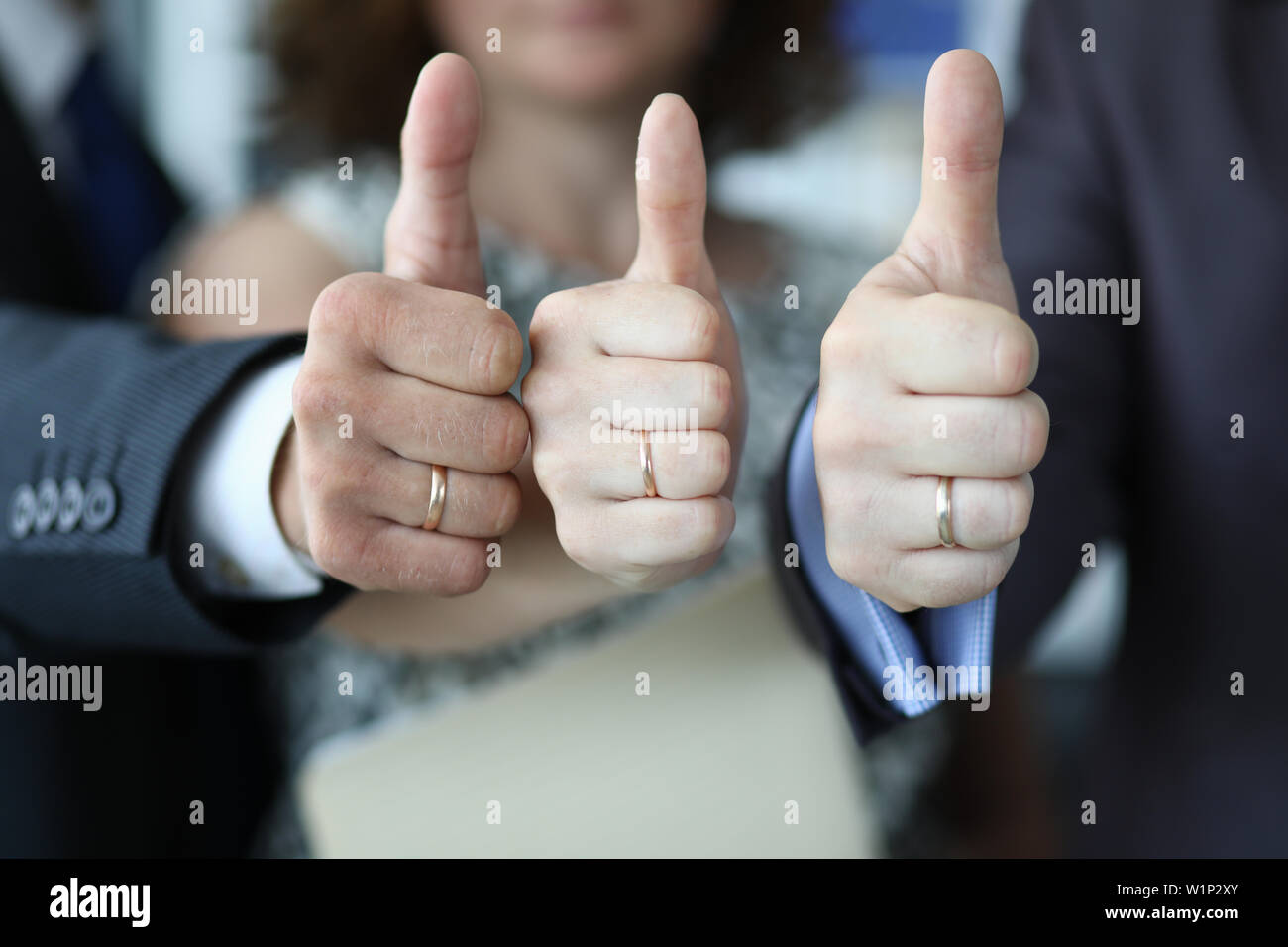 Die Teilnehmer der Konferenz bekunden Ihre Zustimmung und halten Sie die Daumen nach oben. Hervorragende Qualität top Business Bildung Konzept Stockfoto