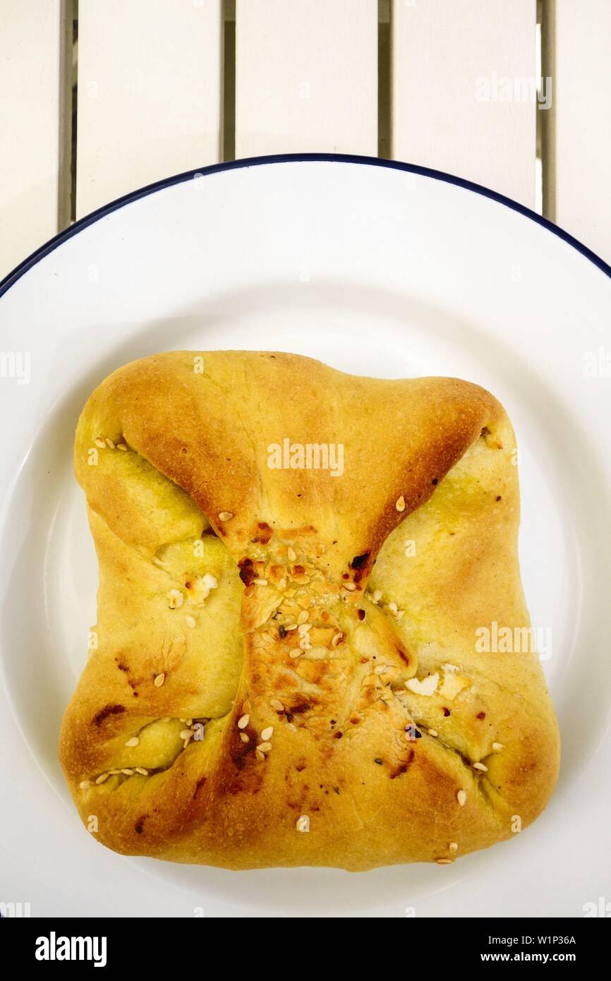 Extra große griechische Kalitsounia Käse Kuchen mit mizithra Cheese Stockfoto