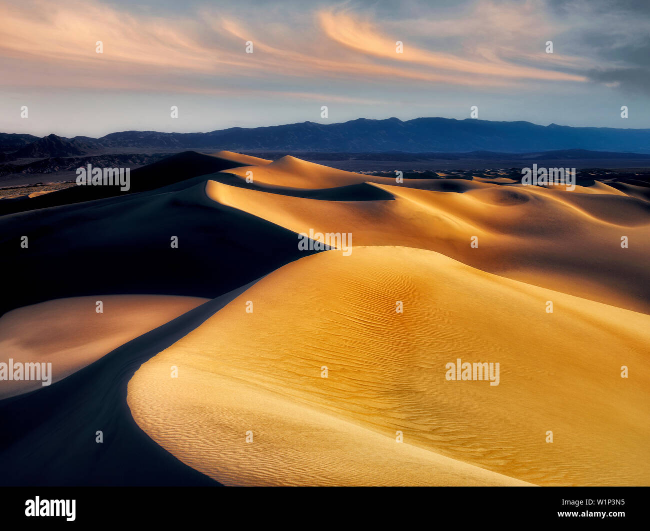 Erstes Licht auf Sanddünen mit Wolken. Death Valley National Park, Kalifornien. Sky wurde hinzugefügt Stockfoto