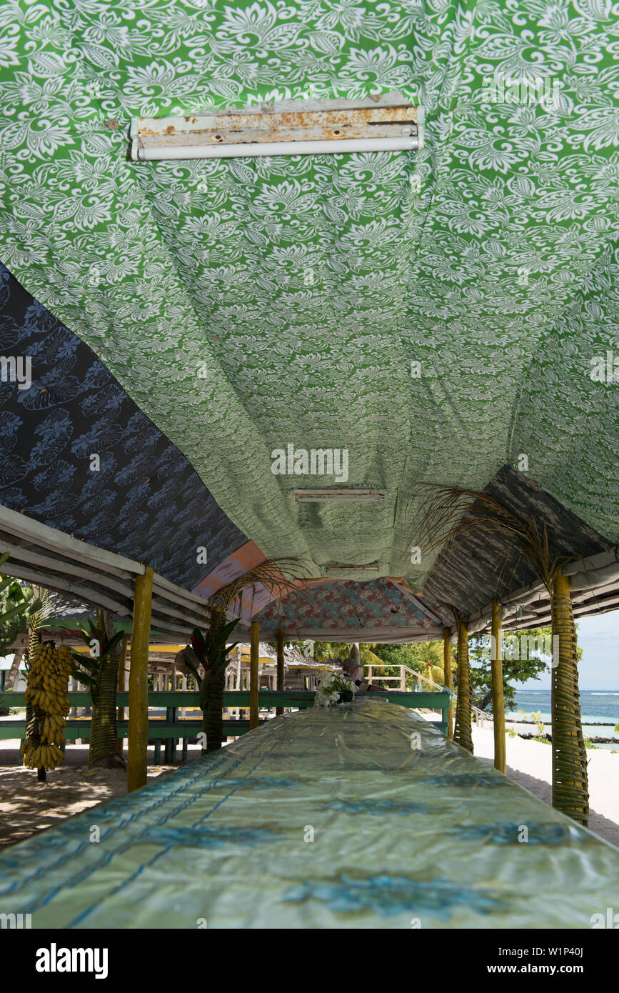 Eine lange Tabelle steht unter einer Open-seitig überdachte Struktur, mit bunten Tüchern dekoriert, in der Nähe von einem Sandstrand, Fagamalo, Savai'i, Samoa, Südsee Stockfoto