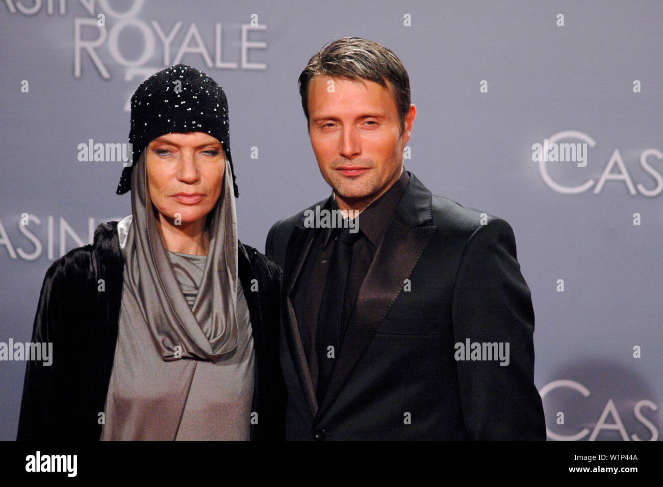 Veruschka von Lehndorff, Mads Mikkelsen - Deutschlandpremiere des neuen James-Bond-Films "Casino Royale", Sony Center, Potsdamer Platz, 21. Am 2. November Stockfoto