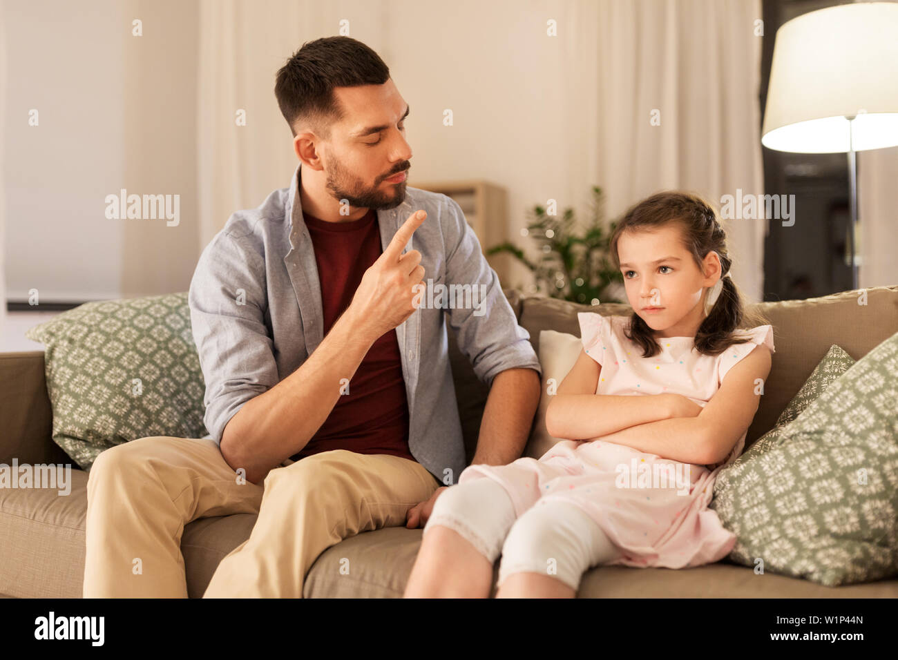 Umkippen oder fühlen sich schuldig Mädchen und Vater zu Hause Stockfoto