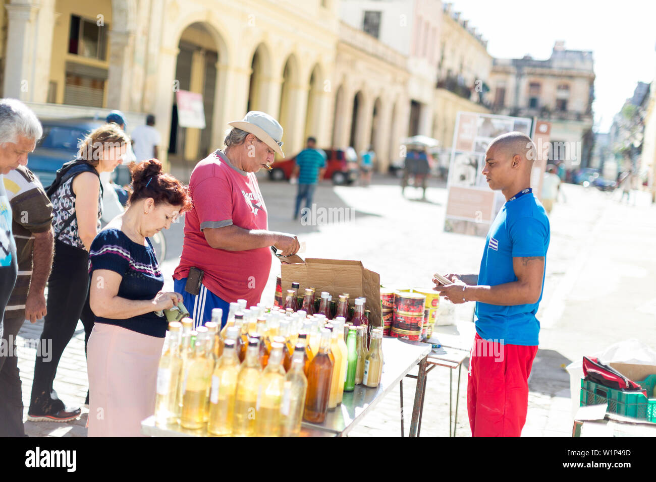 Shopping in Havanna, Anbieter Verkauf von Getränken mit seiner Street Shop, Altstadt, Altstadt, Habana Vieja, Familienreisen, Reisen nach Kuba, Elternurlaub, h Stockfoto