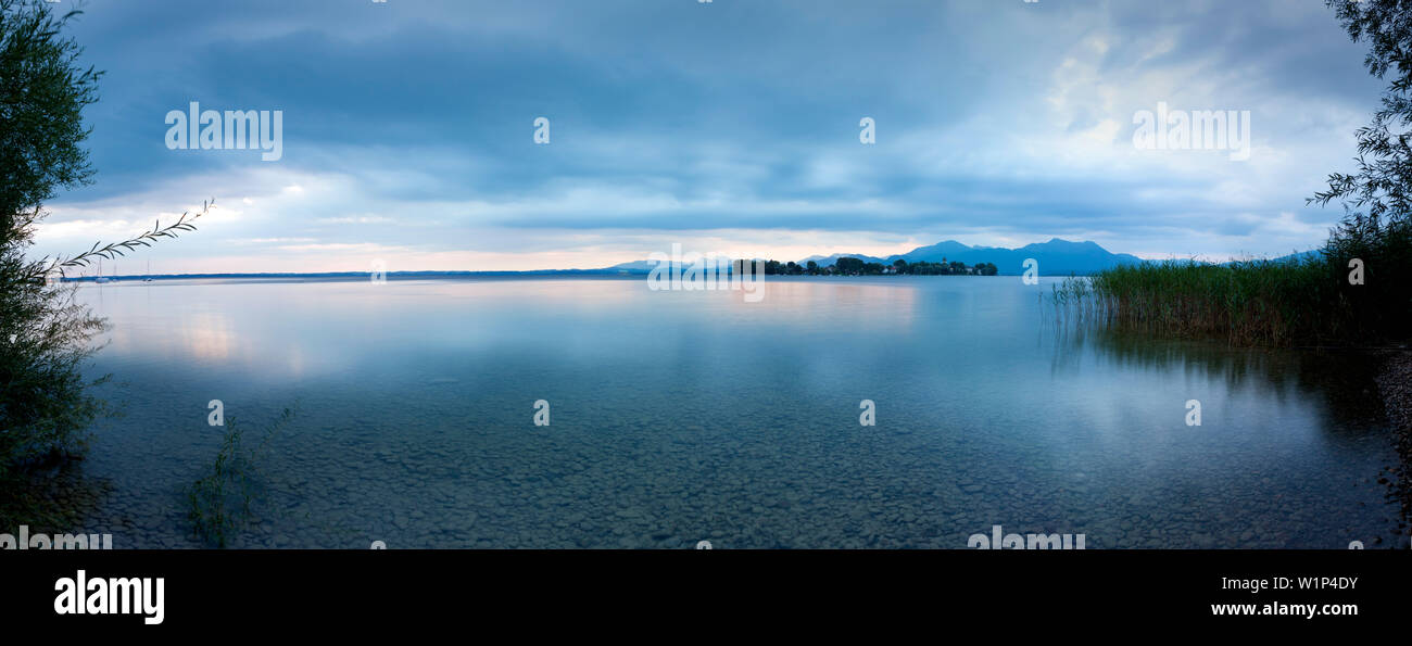 Blick auf den Chiemsee mit Fraueninsel, in der Nähe von Gstadt, Bayern, Deutschland Stockfoto