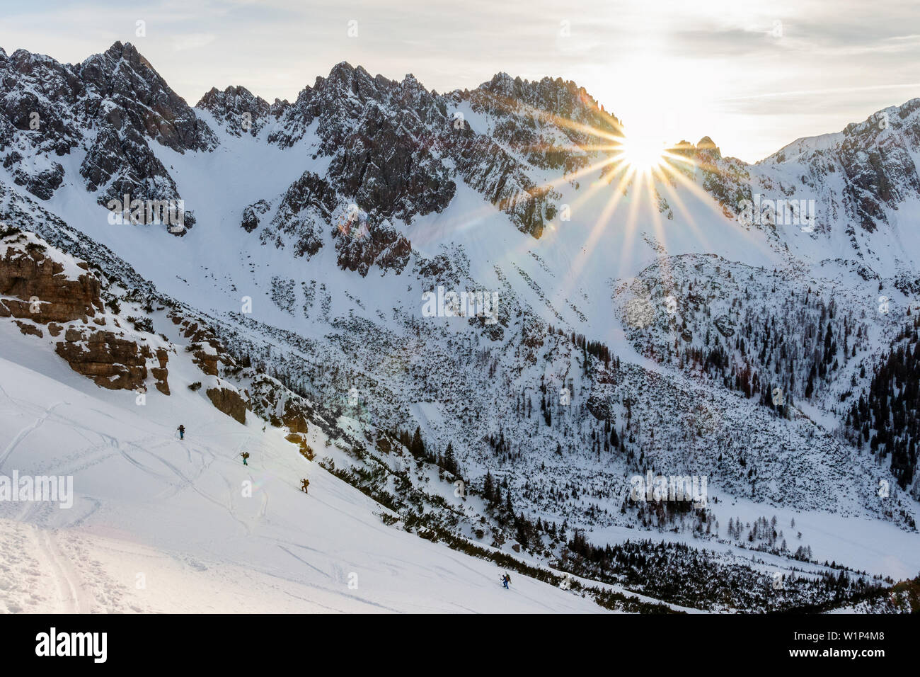 Gruppe von skitourengeher Aufsteigend einen Berghang auf Skiern, Scharnitz, Tirol, Österreich Stockfoto