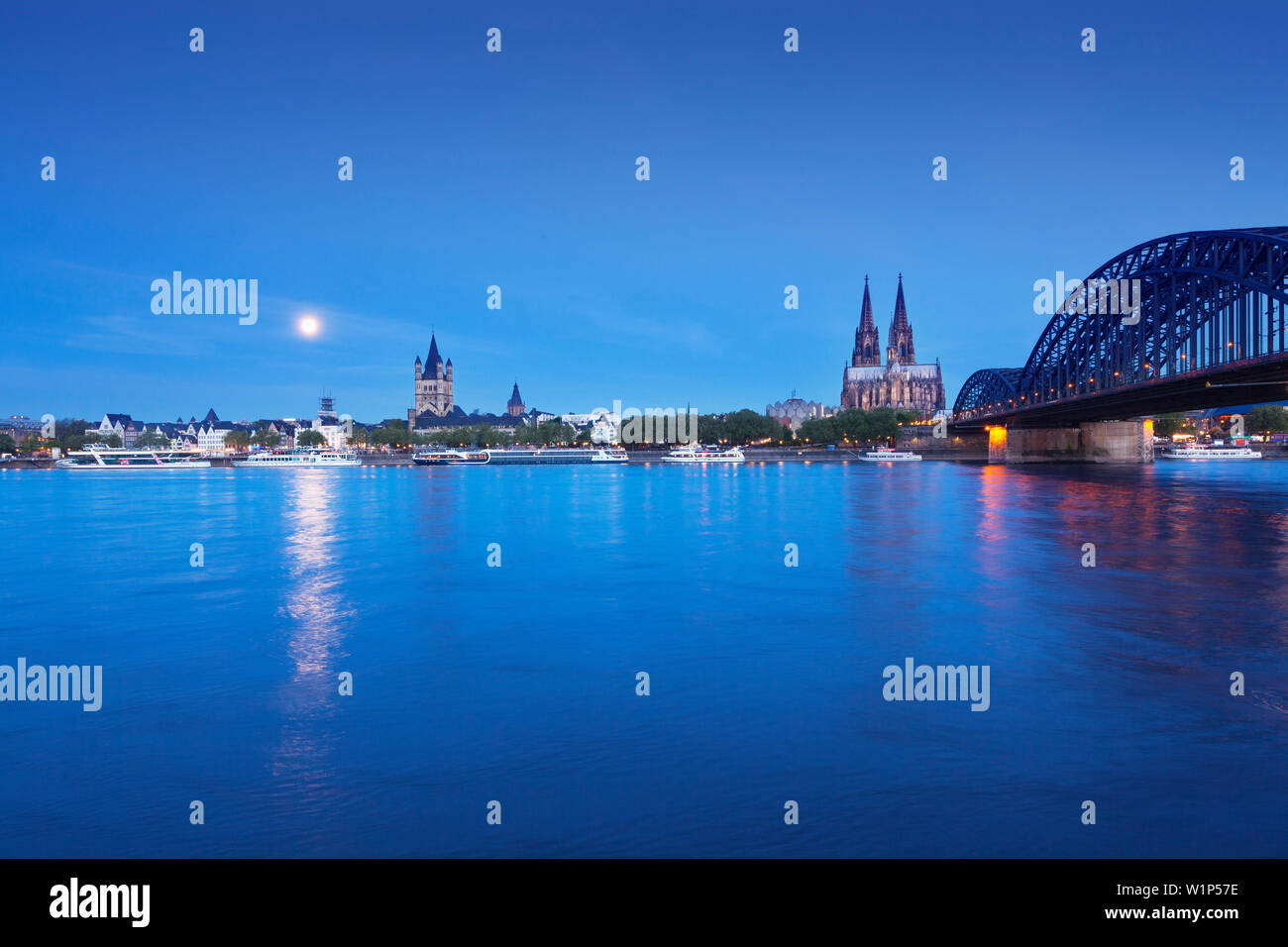 Vollmond, Blick über den Rhein auf die Altstadt mit Gross-St-Martin, der Kölner Dom, das Museum Ludwig, Dom und Hohenzollernbrücke, Köln Stockfoto
