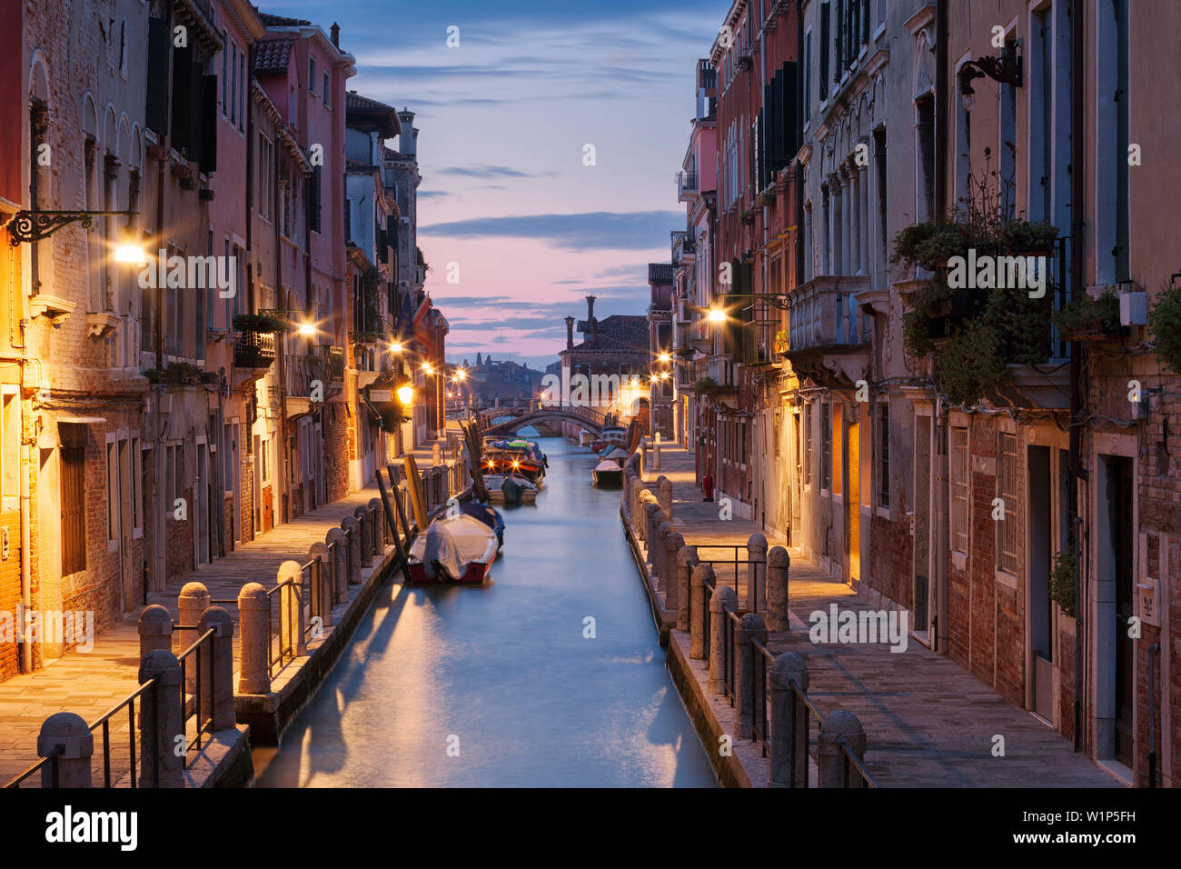 Beleuchtete Häuser am Rio de La Fornace mit Booten in die blaue Dämmerung, Dorsoduro Venedig, Venetien, Italien Stockfoto