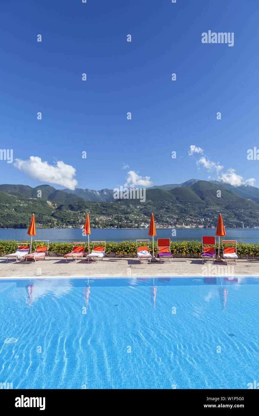 Schwimmbad in Portese, Blick auf Gardone Riviera am Gardasee, Nördliche Italienische Seen, Lombardei, Norditalien, Italien, Südeuropa, Europa Stockfoto