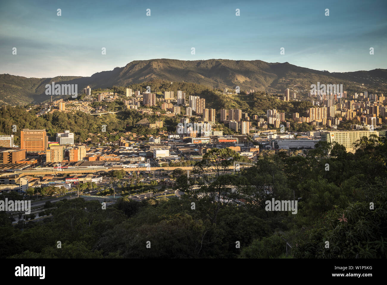 Blick vom Cerro de Nutibara in der Innenstadt von Medellin mit Wolkenkratzern und Andengipfel, Departmento Antioquia, Kolumbien, Südamerika Stockfoto