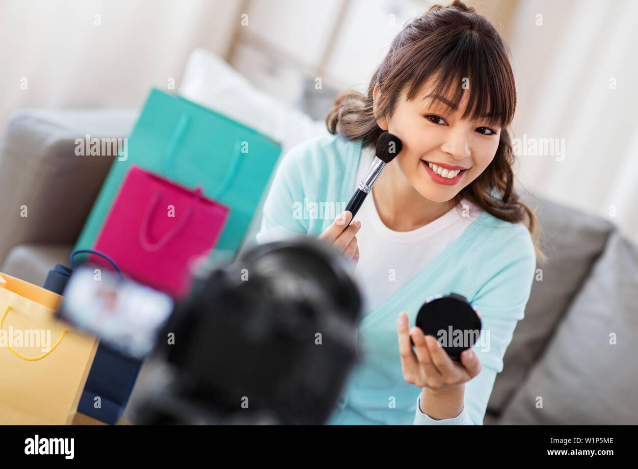 Weibliche Schönheit Blogger machen Video zu bilden. Stockfoto