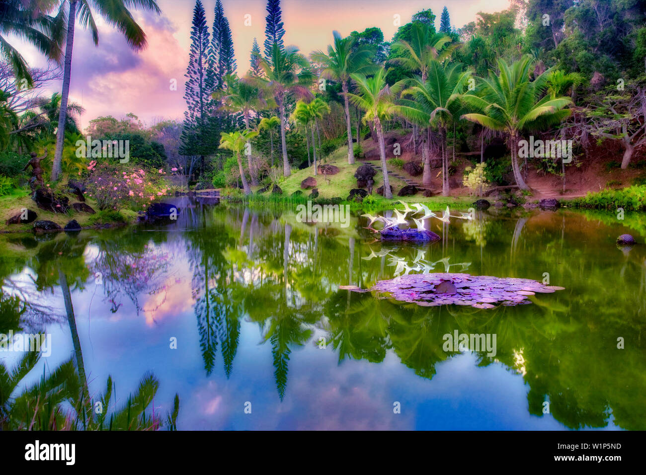 Teich Und Garten Skulptur In Na Aina Kai Botanischen Garten Kauai Hawaii Stockfotografie Alamy