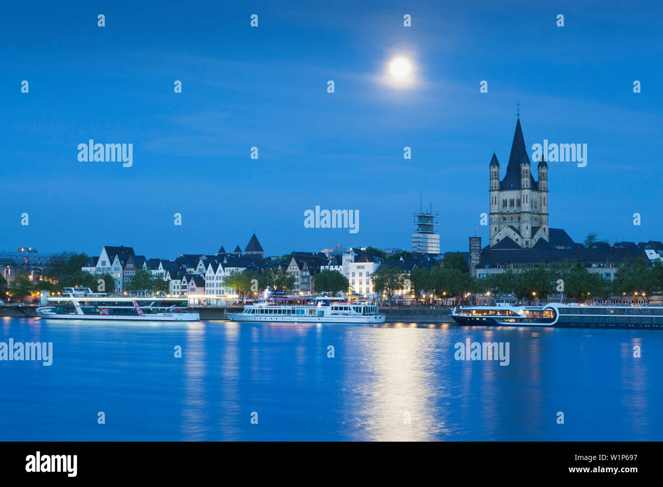 Vollmond, Blick über den Rhein auf die Altstadt mit Gross-St-Martin, Köln, Nordrhein-Westfalen, Deutschland Stockfoto