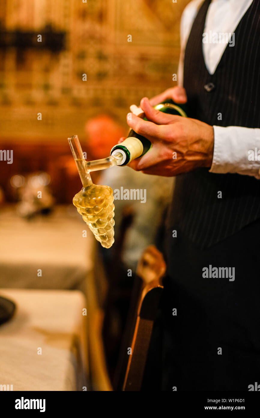 Phantastische Weise des gießen Wein im Glas, Ristorante Etruria, Piazza dei Priori, Volterra, Italien Toskana, Europa Stockfoto