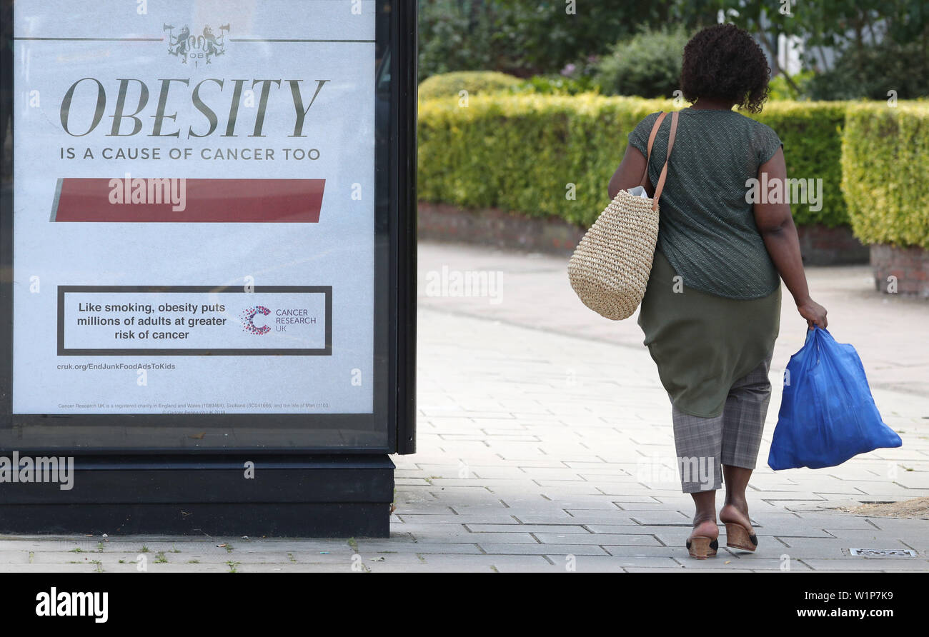 Eine Cancer Research UK Poster an einer Bushaltestelle in Chelsea Bridge Road, Central London aus Ihren aktuellen Kampagne, da sie warnen, dass adipöse Menschen jetzt die Zahl der Raucher durch zwei zu eins und Fettleibigkeit verursacht mehr Fälle von einigen Krebsarten als Zigaretten. Stockfoto