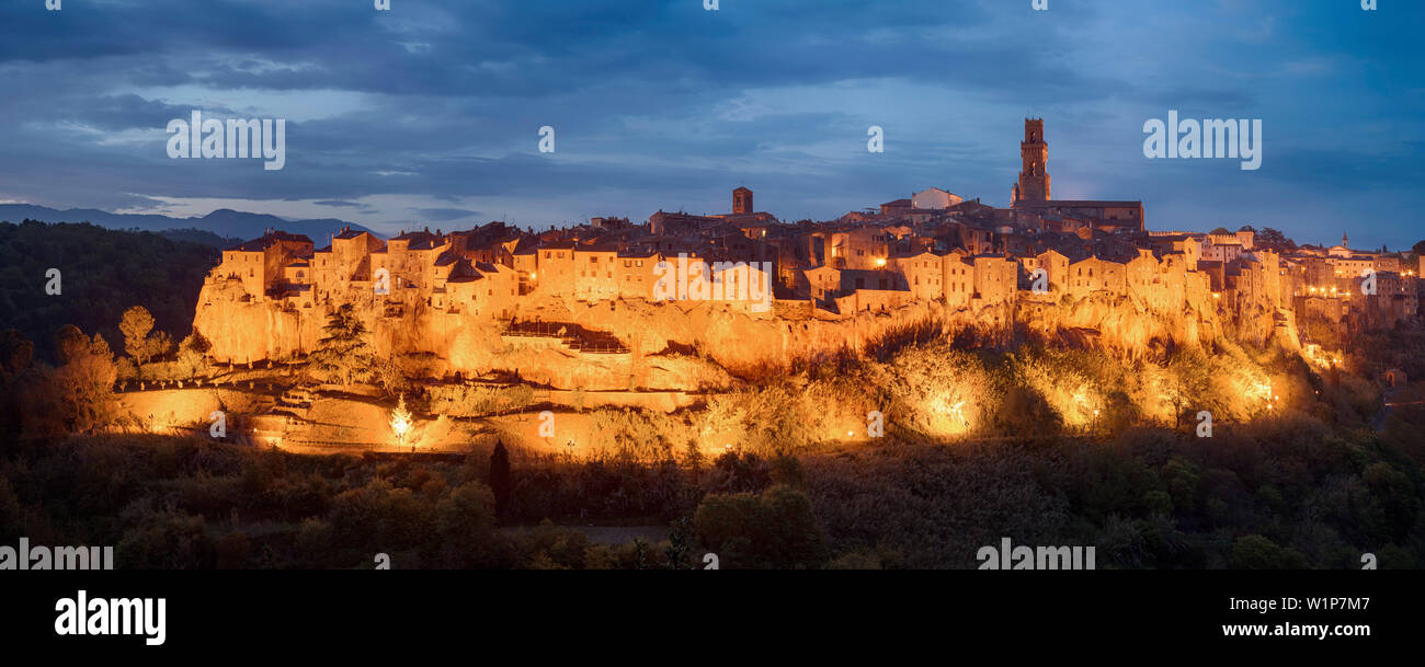Panoramablick über die beleuchtete Stadt Pitigliano bei Dämmerung, Provinz Grosseto, Toskana, Italien Stockfoto