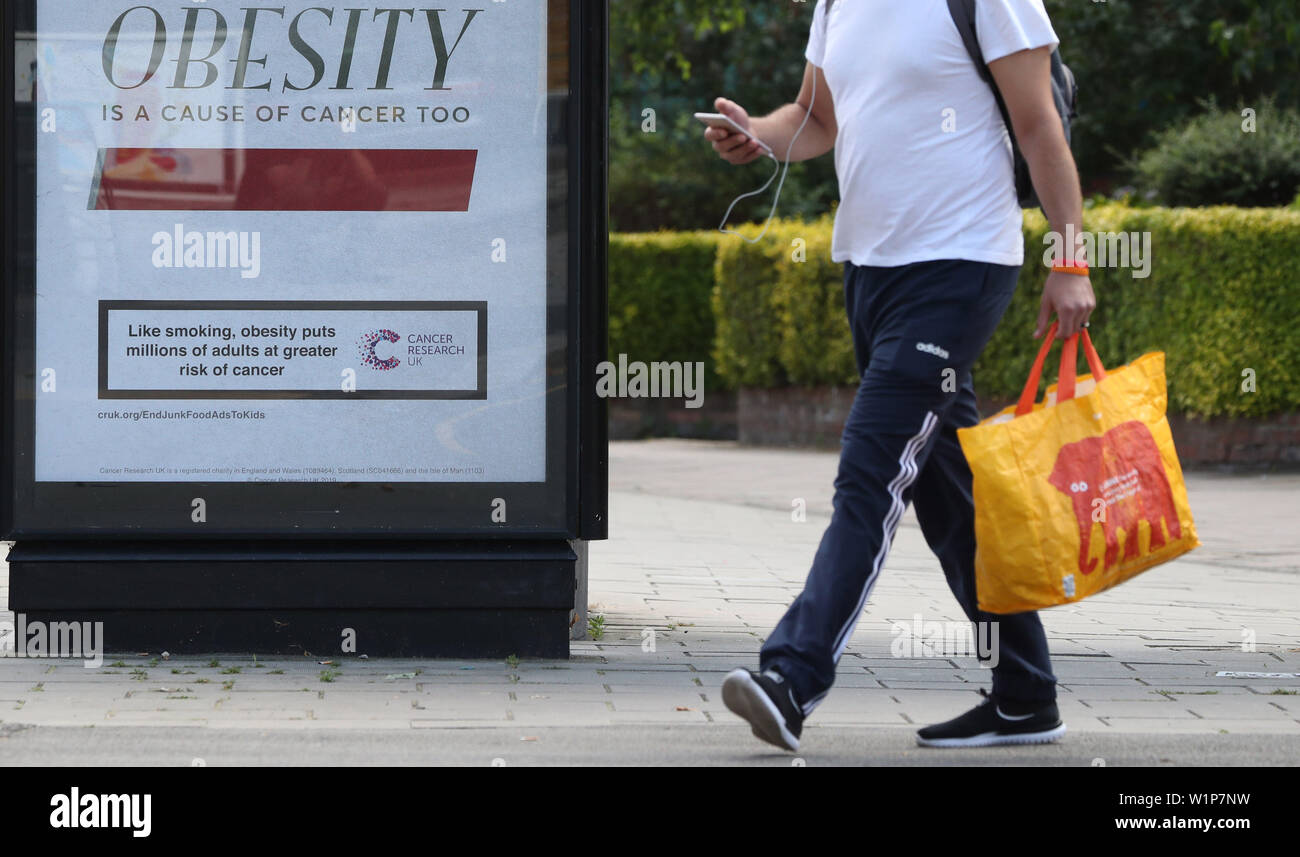 Eine Cancer Research UK Poster an einer Bushaltestelle in Chelsea Bridge Road, Central London aus Ihren aktuellen Kampagne, da sie warnen, dass adipöse Menschen jetzt die Zahl der Raucher durch zwei zu eins und Fettleibigkeit verursacht mehr Fälle von einigen Krebsarten als Zigaretten. Stockfoto