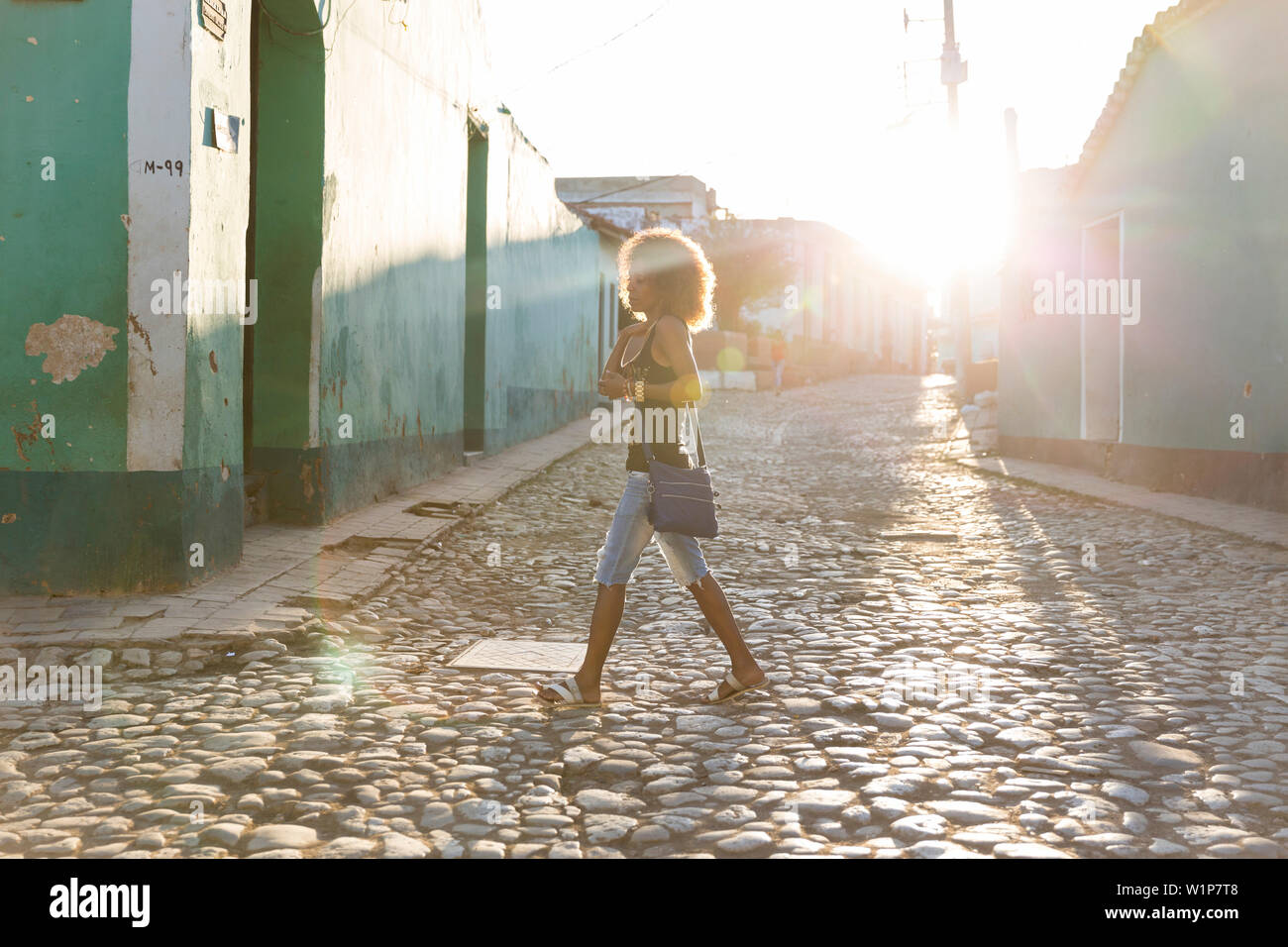 Schöne Kubanerin zu Fuß durch die Straßen von Trinidad, Familienreisen, Reisen nach Kuba, Elternurlaub, Urlaub, Time-out, Abenteuer, Trinidad, Provinz Stockfoto