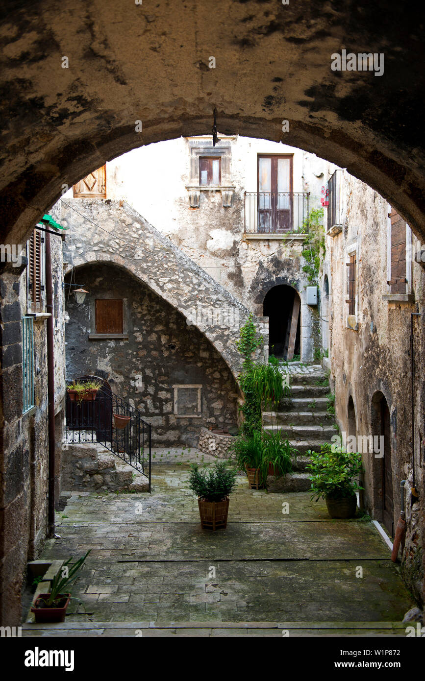 Das alte Dorf Santo Stafano di Sessanio ist im Nationalpark Gran Sasso Stockfoto