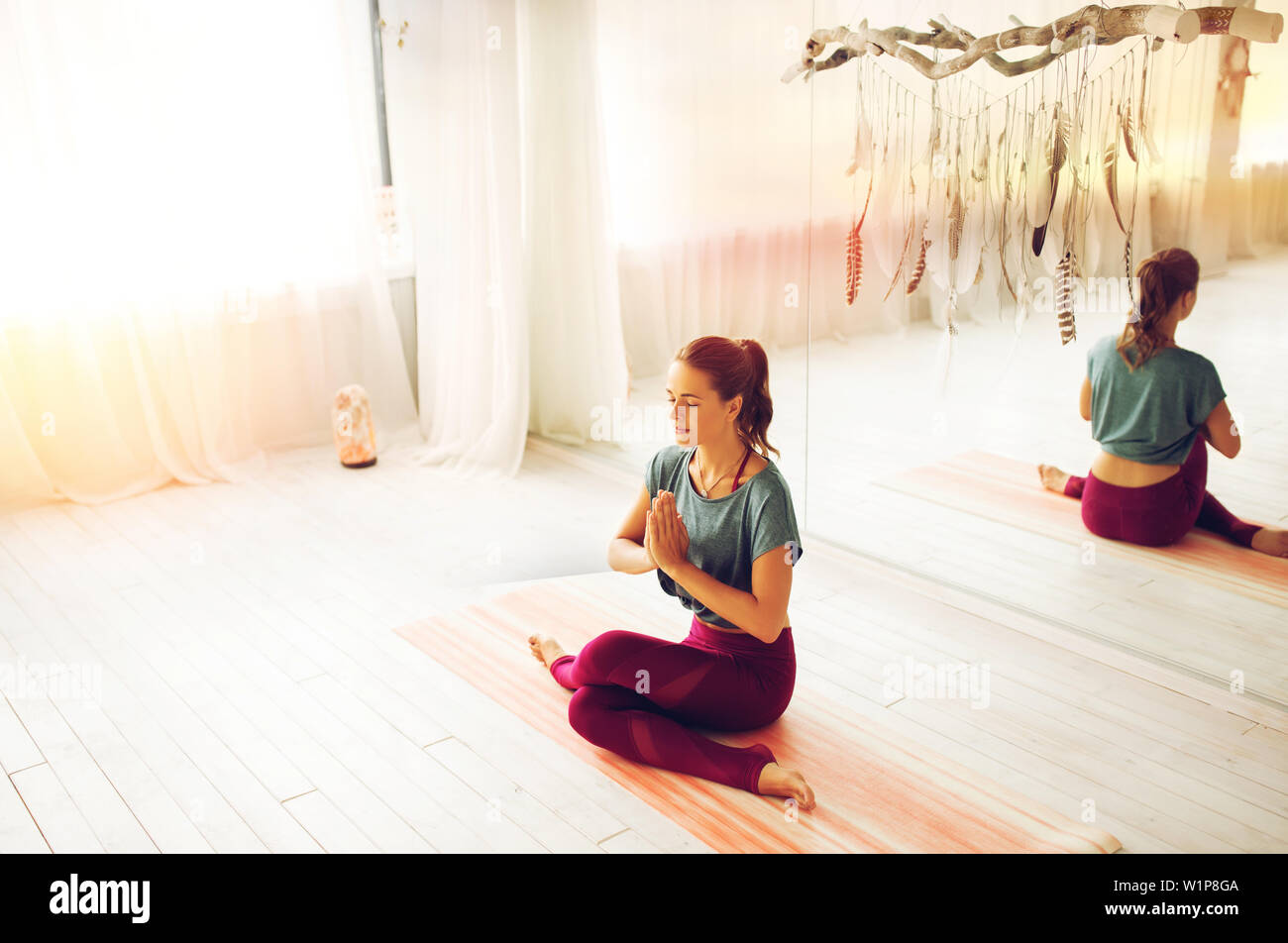Frau meditieren bei Yoga Studio Stockfoto