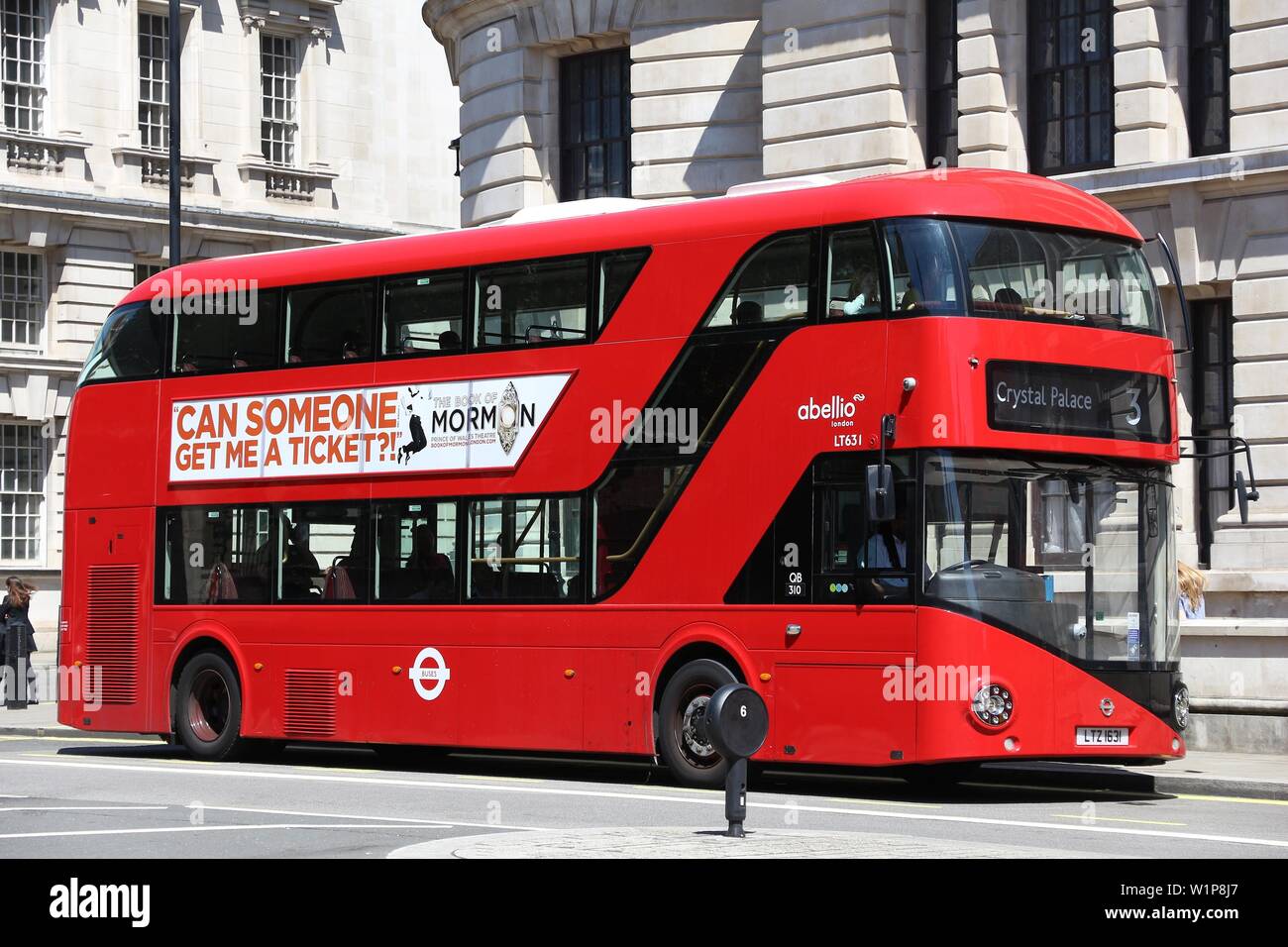LONDON, Großbritannien - 6. JULI 2016: Neue routemaster Bus in London. Die hybrid diesel-elektrischen Bus ist eine neue, moderne Version des kultigen Double Decker. Stockfoto