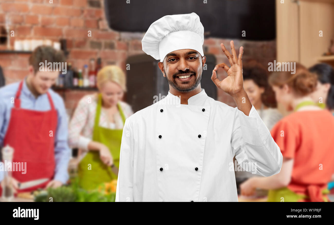 Gerne männliche indische Koch ok an Kochkurs Stockfoto
