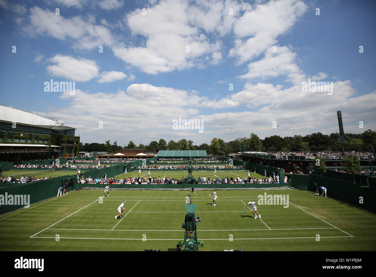 Aktion auf Court 8 am Tag drei der Wimbledon Championships in der All England Lawn Tennis und Croquet Club, London. Stockfoto