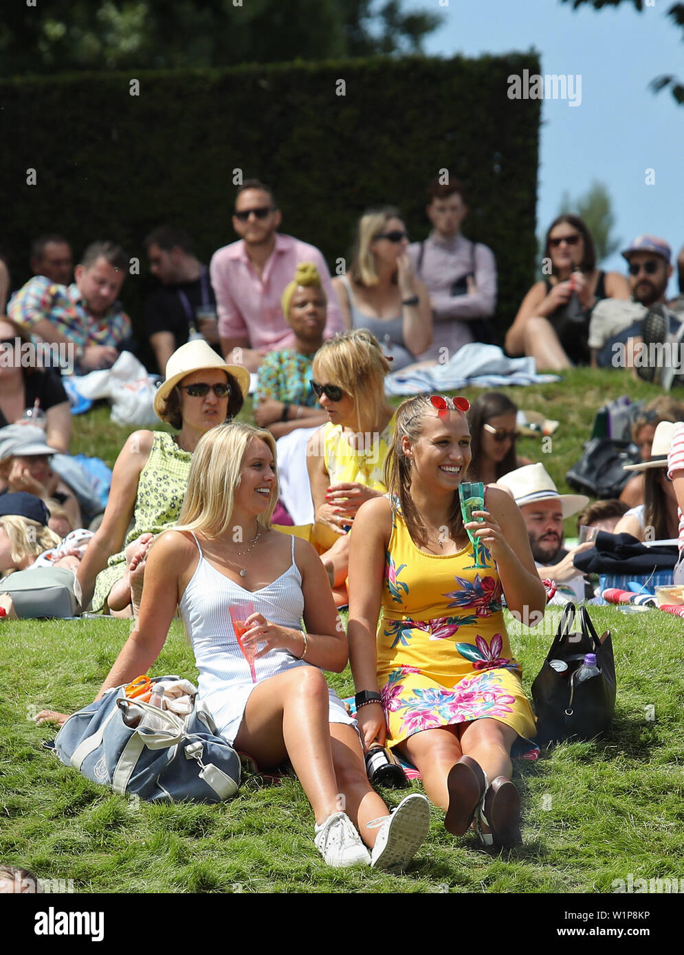 Zuschauer auf Murray Damm watch ein Match auf dem großen Bildschirm an Tag drei der Wimbledon Championships in der All England Lawn Tennis und Croquet Club, London. Stockfoto