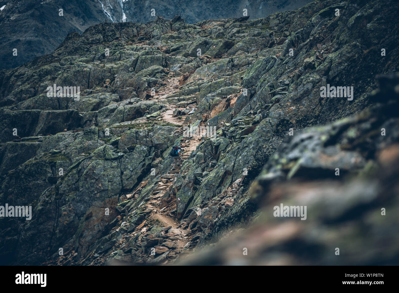 Bergsteiger klettert über Steintreppe auf lange Distanz Wanderweg, E5, Alpenüberquerung, 5. Stufe, Braunschweiger Hütte, Ötztal, Rettenbachferner, Tiefenbac Stockfoto