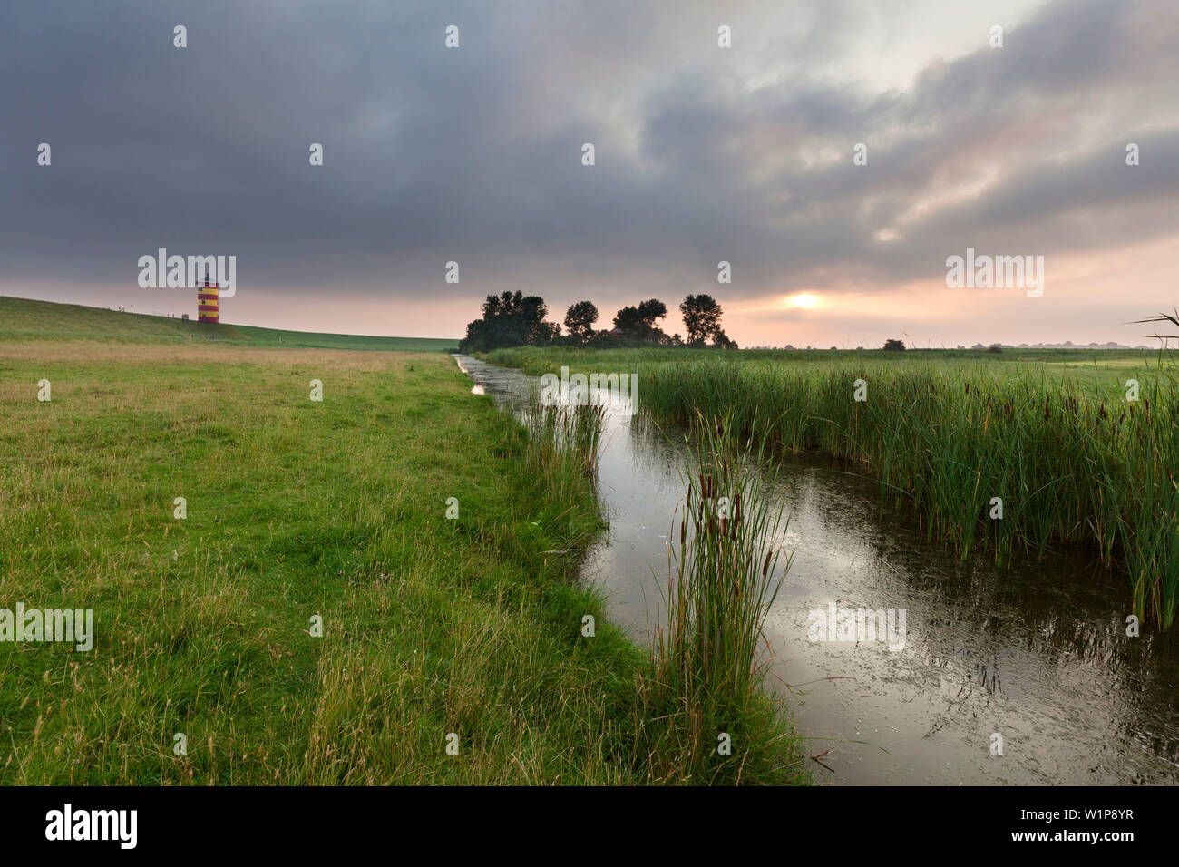 Pilsumer Leuchtturm bei Vollmond, in der Nähe von Greetsiel, Ostfriesland, Niedersachsen, Deutschland Stockfoto