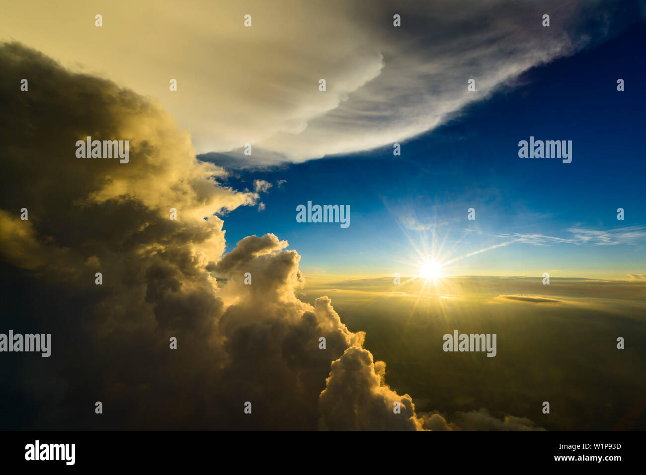 Luftbild während Klettern neben einer eingestürzten cumulonimbus Cloud, Ingolstadt, Bayern, Deutschland Stockfoto