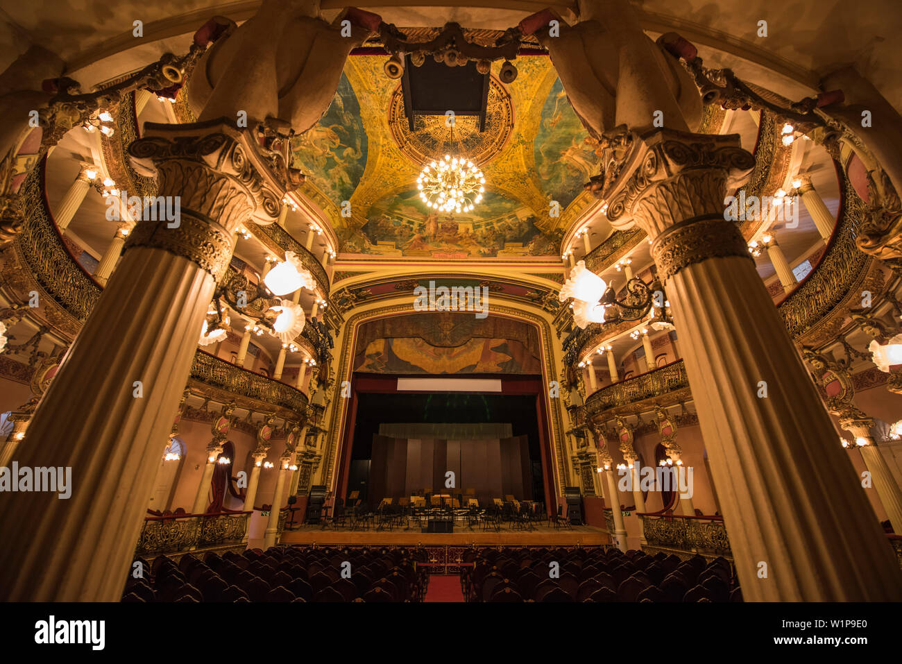 Blick auf die leere Bühne, Box-Sitze und Decke des Amazonas Theater (Teatro Amazonas), Manaus, Amazonas, Brasilien, Südamerika Stockfoto