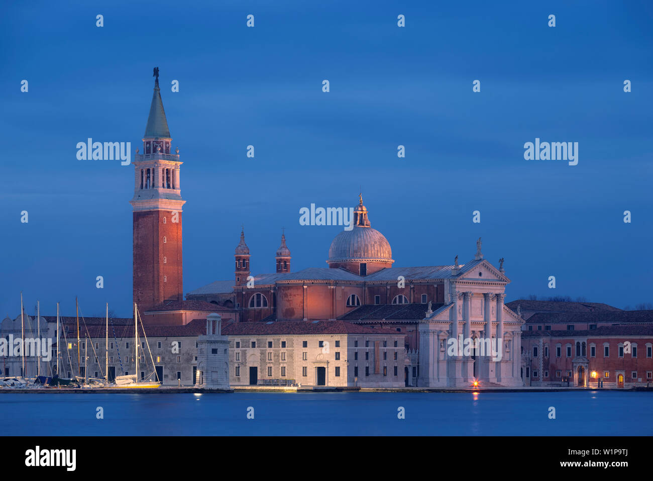 Blick auf die Lagune von Venedig auf der Insel San Giorgio Maggiore und seiner gleichnamigen Benediktinerabtei und Kirche in das Blau der Nacht, San Marco Stockfoto