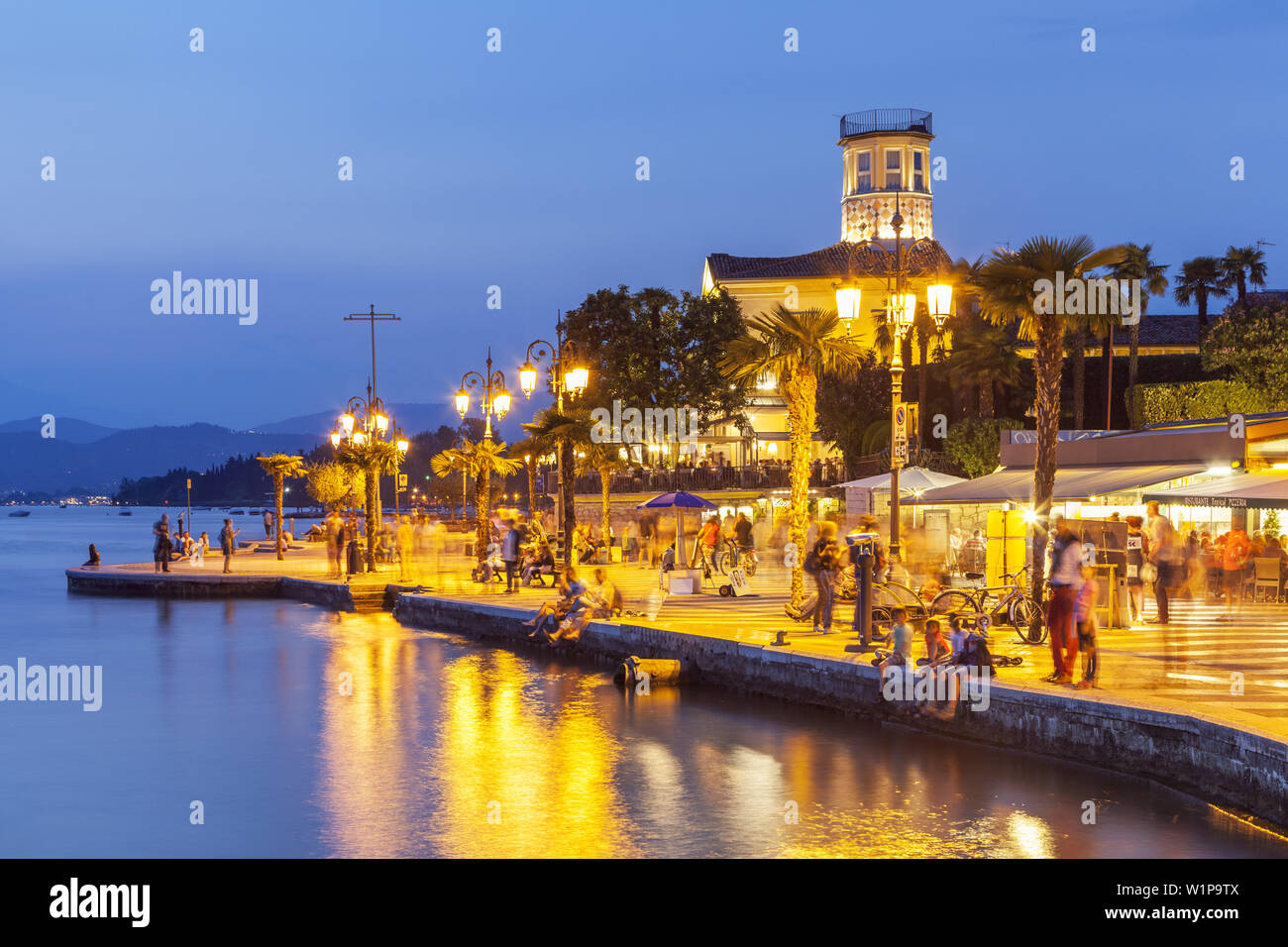 Promenade von Lazise am Gardasee, Nördliche Italienische Seen, Venetien, Norditalien, Italien, Südeuropa, Europa Stockfoto