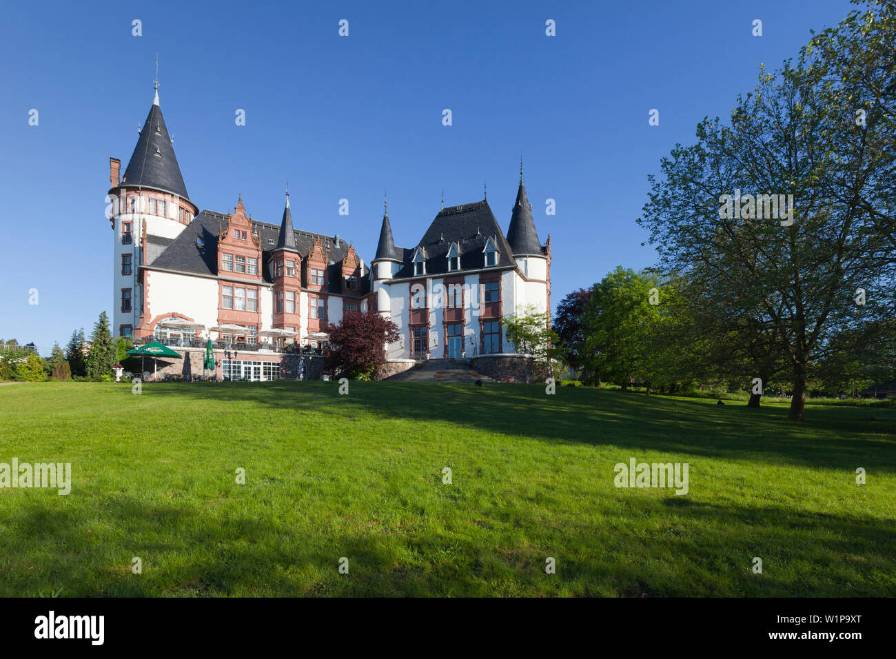 Schloss Klink an der Müritz See, Mueritz-Elde-Wasserstrasse, Mecklenburgische Seenplatte, Mecklenburg-Vorpommern, Deutschland Stockfoto