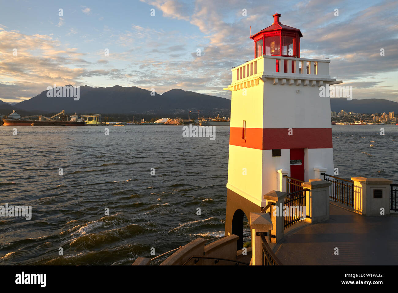 Brockton Point Lighthouse Dämmerung. Brockton Point Lighthouse in Vancouver am östlichen Ende der Stanley Park am Burrard Inlet. British Columbia, Kanada. Stockfoto