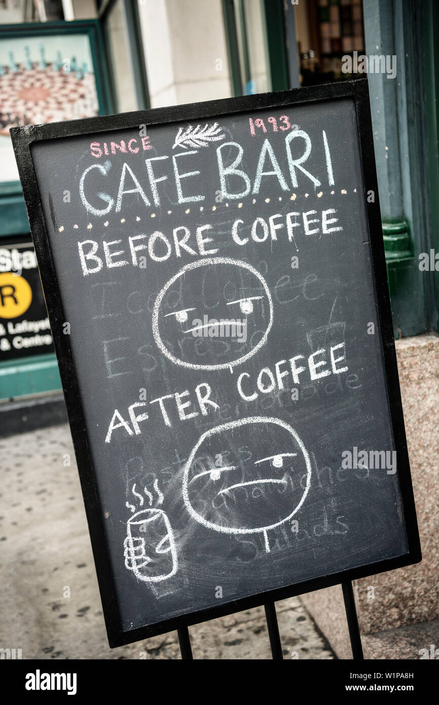 Lustige Zeichen der Coffee Bar, Little Italy, Manhattan, New York City, New York City, Vereinigte Staaten von Amerika, USA, Nordamerika Stockfoto