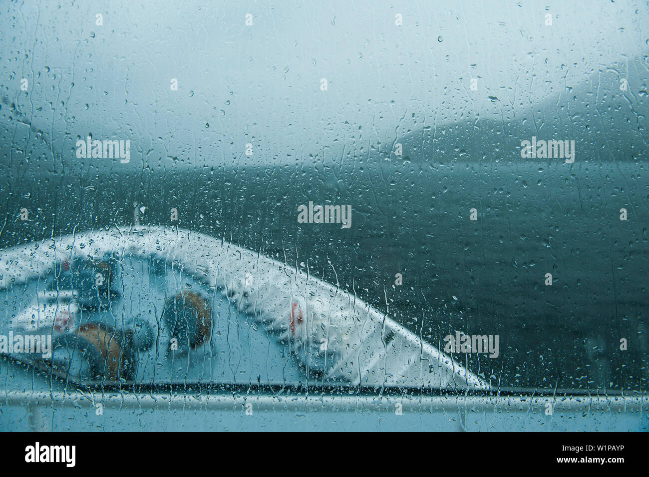 An einem regnerischen Tag wie von der Brücke der Expedition Kreuzfahrtschiff MS Hanseatic (Hapag-Lloyd Kreuzfahrten) reisen die chilenischen Fjorde, Kirke verengt, Maga Stockfoto